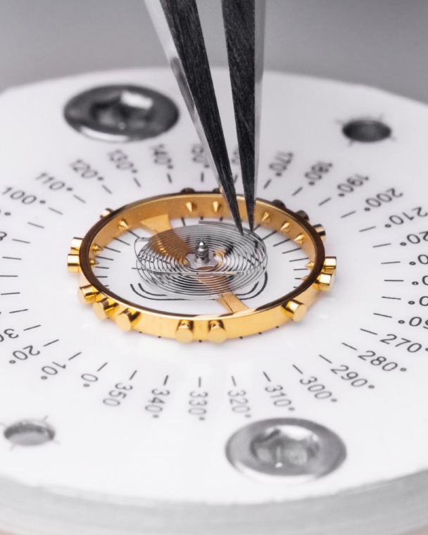 Tweezers adapted&nbsp;to each employee are used to&nbsp;measure the angle of the&nbsp;Breguet overcoil on a balance-spring made of Nivarox, an alloy&nbsp;cast by Nivarox-FAR.

