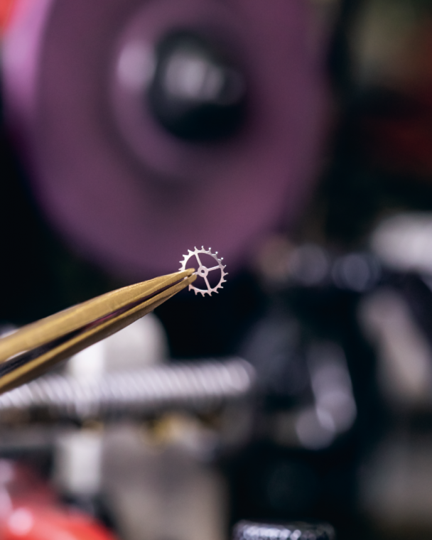 Pinion-free escape-wheel,&nbsp;a nanomechanical feat:several dozens of&nbsp;correcting operations on each part stemming&nbsp;from the micro­mechanical genius of the 1960s,&nbsp;capable of performing three operations&nbsp;simultaneously on each tooth.
