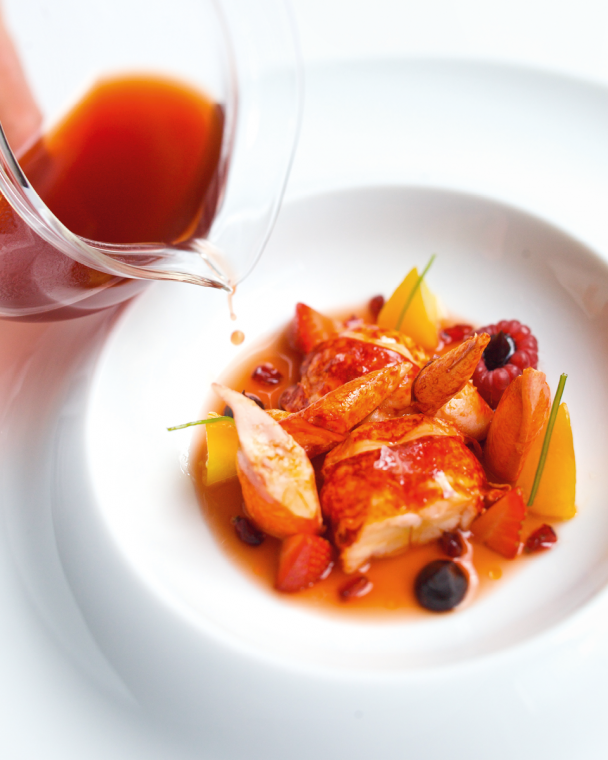 Le homard bleu rôti au feu de bois, dashi aux fruits rouges.
