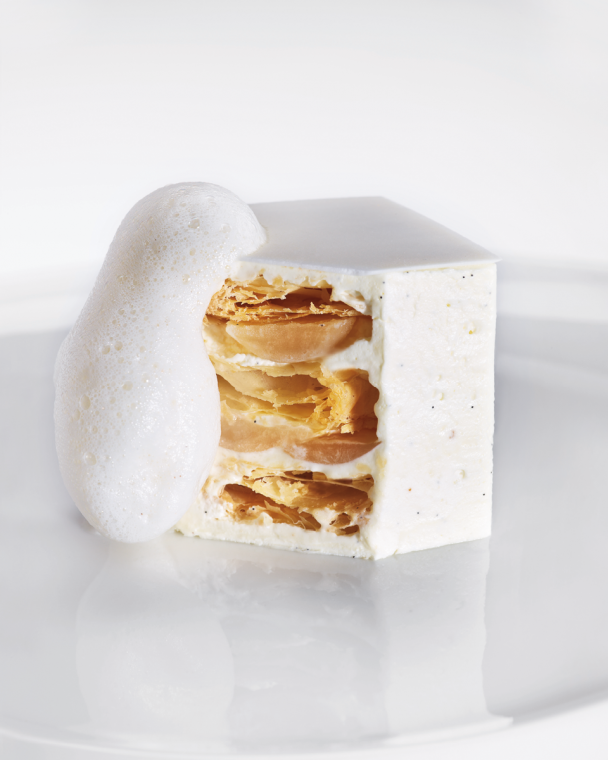  Le mille-feuille blanc, crème légère à la vanille&nbsp;de Tahiti, fine gelée au jasmin, émulsion au poivre Voatsiperifery.