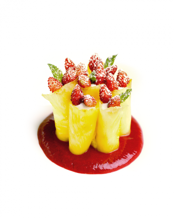 Maccheroni di ananas, crema alla vaniglia, fragoline di bosco e salsa di lamponi.