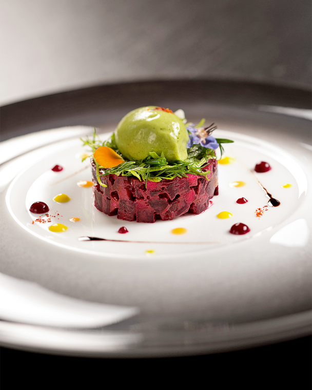La betterave, en duo d’avocat, aux pousses de salades amères, sorbet à la moutarde verte.

