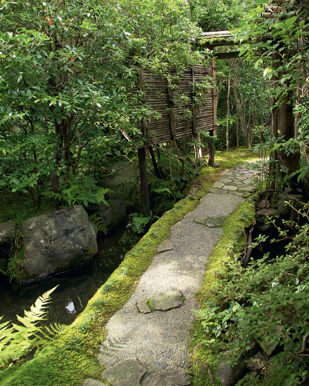 Past the portal, the entry path into Hyotei’s magic world.
