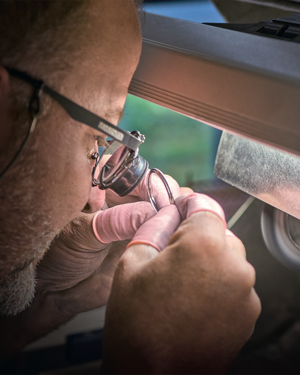 Polishing a Blancpain double stepped bezel requires enormous skill, as, on the one hand, a perfect sheen must be bestowed upon it and, on the other hand, the sharp border must be preserved.
