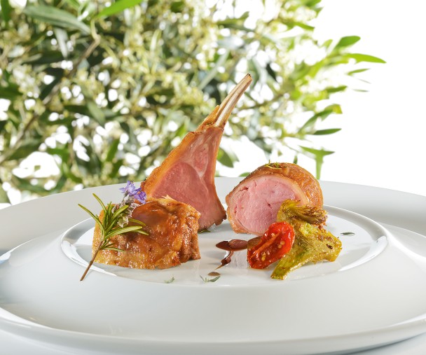 Agneau de lait des Pyrénées aux deux cuissons, artichauts piquants, oignons d’une pissaladière.
