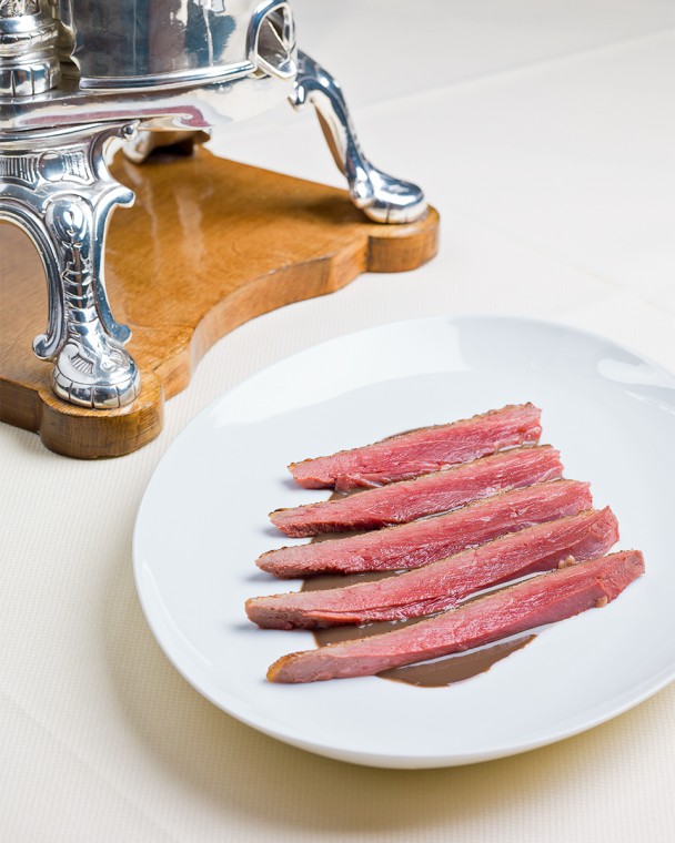 La canette “Miéral” au sang, servie saignante en deux services, sauce au vin rouge liée de son sang et au foie gras; salade de cuisses en fricassée.
