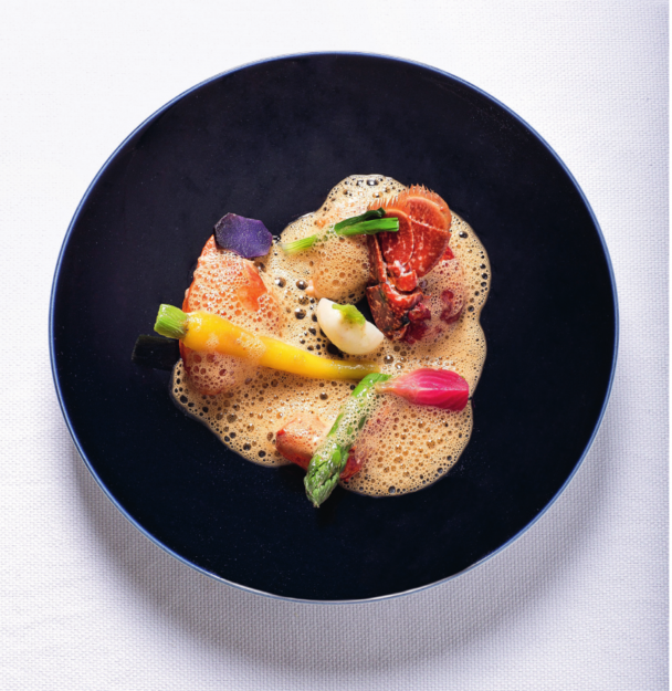 Lobster&nbsp;Civet gourmand de homard Breton pour mon papa, petits légumes de saison et raviole de champignons.
