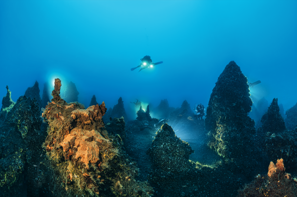 At a depth of 80 m lies ‘The Valley of&nbsp;200 Volcanoes’, so named by the volcanologists who detected this site in 2006 during a multibeam sounder campaign. It is characterised by hydrothermal vents spitting out boiling water, CO2&nbsp;bubbles and sulphurous gases. Their alignment creates a strangely perfect axis between nearby Panarea and Stromboli, which is much further away. Researchers do not see this as a mere coincidence, but rather as a phenomenon caused by emanations from a fault line linking the two islands.
