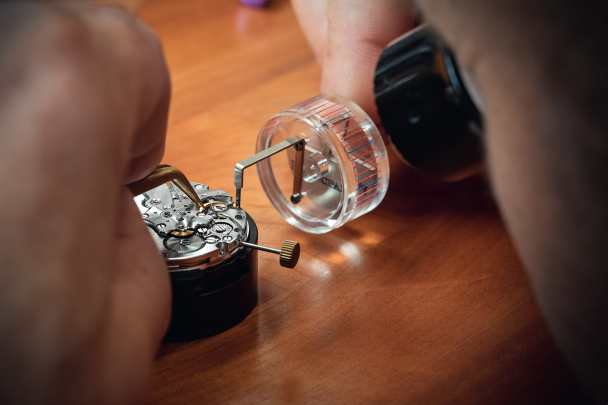 The custom tool used to adjust precisely the inertial regulation screws of the balance wheel.

