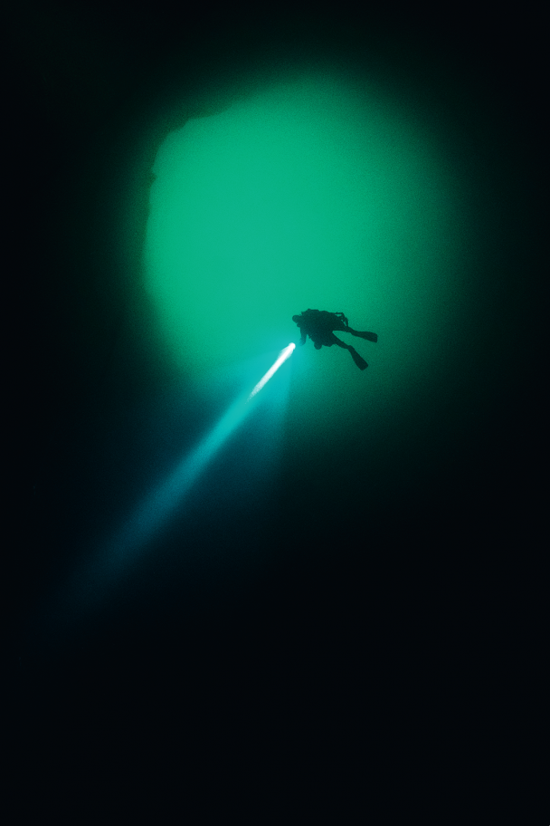 Just 2 km off the coast of Naples, at the foot of Mount Vesuvius, lies what researchers have dubbed the ‘black hole of Naples’. The Gombessa team has carried out the first exploration of what appears to have been a magma chamber. The entrance, barely 12 m in diameter, is located on a muddy seabed at a depth of 50 m. The hole is vertical like a perfect cylinder, but at 75 m, the divers discovered that the shaft widened to the point where they could no longer distinguish the walls. This vertical cave is shaped like a giant wine carafe, and the divers finally reached the bottom at a depth of 96 m.
