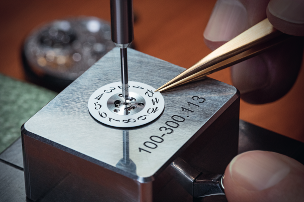 Fine adjustment of the hour disk for the Villeret Tourbillon Heure Sautante.
