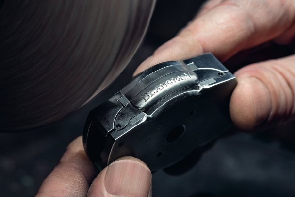 Polishing the flanks of a Fifty Fathoms case is a demanding operation requiring great precision and handwork in order to achieve a crisp junction between the lugs and case body.
