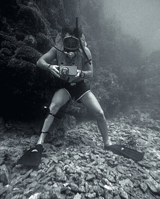 A safety-conscious diver never dives without a reliable watch and depth gauge. Here, exploring a freshwater hot spring in Death Valley.

The practice of scuba diving for recreational sports purposes spread rapidly throughout the world, and underwater photography became a favourite activity of diving enthusiasts.

Today, the maximum value for oxygen pressure in diving is 1.6 bar; for very long dives, this is reduced to 0.5 bar to avoid pulmonary lesions. The notion of partial pressure is not always easy to grasp. To put it simply, let’s say that at 100 metres, one should ideally have 12% oxygen in the mixture breathed and that, at the surface, one could breathe 100% oxygen. This illustrates that the ideal percentage varies with depth.

