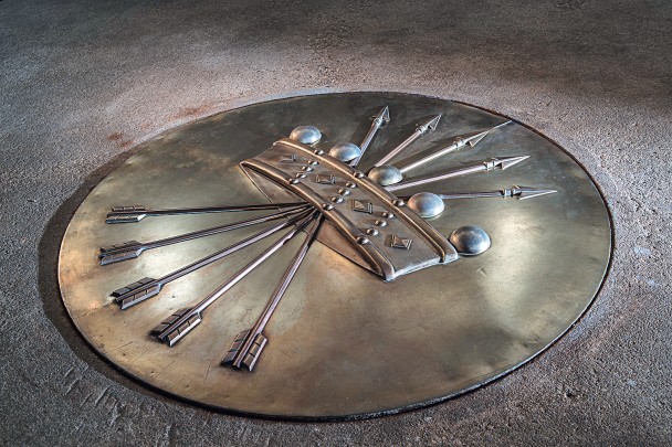 The five descendants of Mayer Amschel Rothschild are remembered today on a wall plaque in the cellars. Each arrow represents one of his sons.