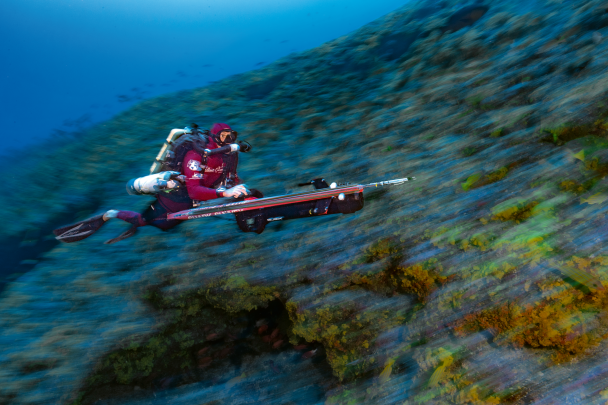 A diver equipped with an underwater propeller and the SMART, exploring the depths of the Tiputa Pass.