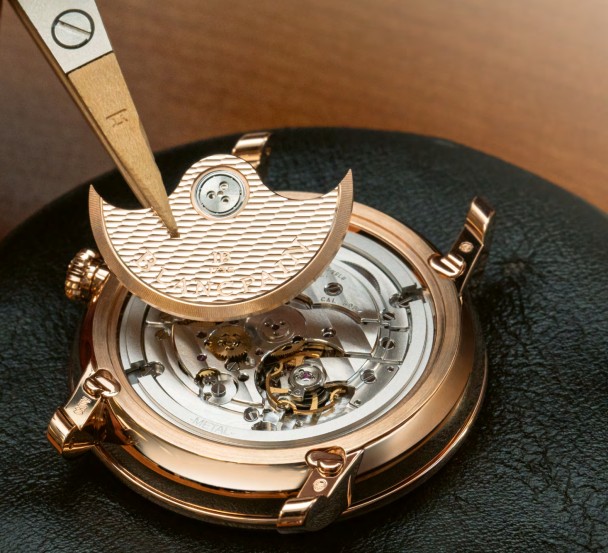 Mounting of the gold winding rotor and its ceramic bearings.
