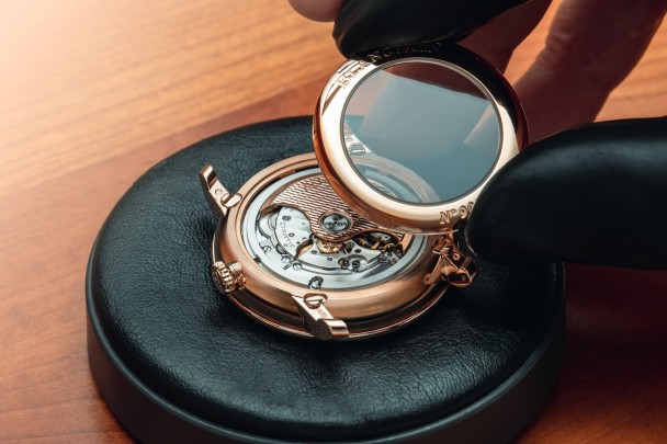 Of course, after attaching the bezel and case back, the water resistance will be tested.