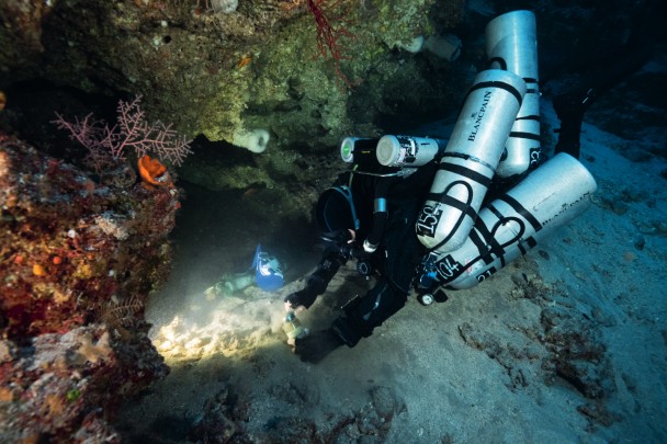 Marc Crane collecting sediment at 106 metres depth in 2022, so that scientists from Indonesia’s National Agency for Research and Innovation (BRIN) could analyse microplastic contamination.