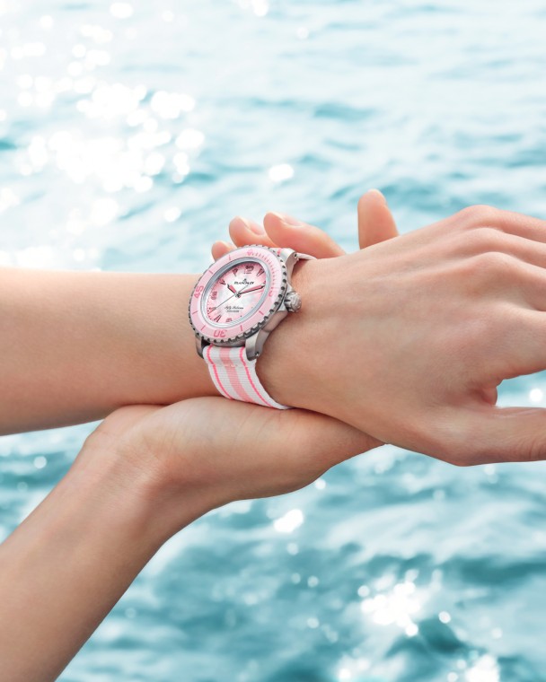 Mother-of-pearl with subtly graduated pink coloring. &nbsp;
