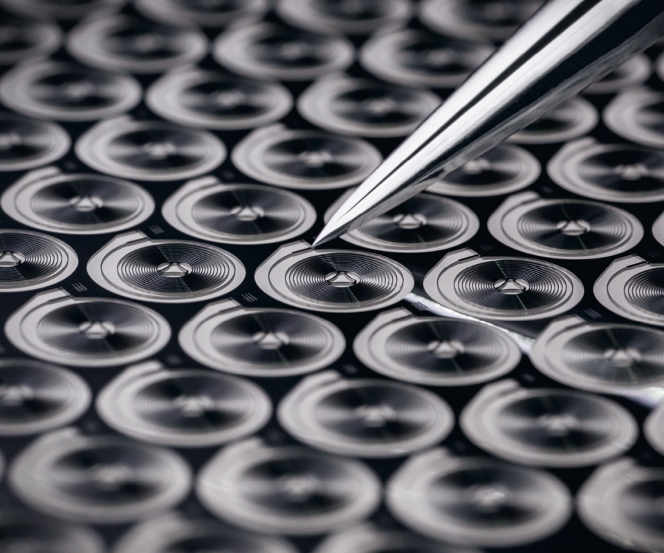 An operation that involves&nbsp;separating the balance-spring&nbsp;from its silicon base.