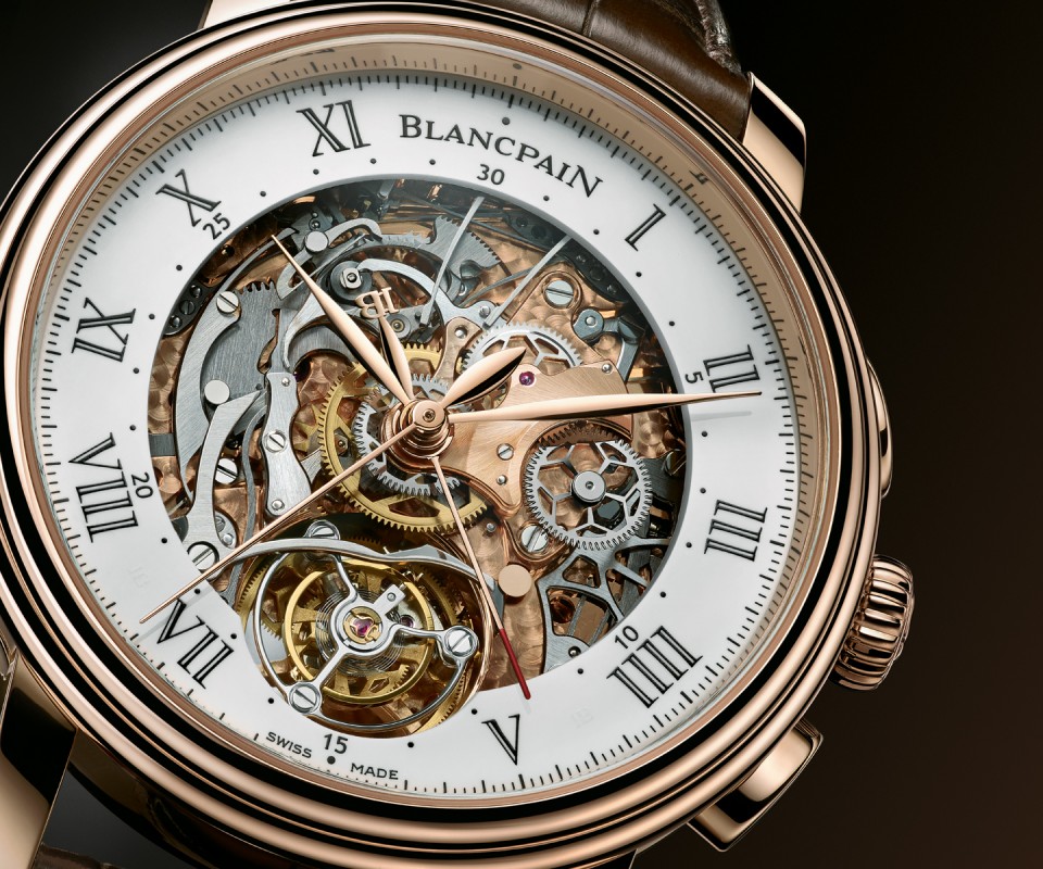 The chronograph features two large hands, the red tipped hand for the minute counter, the longer hand for seconds.
