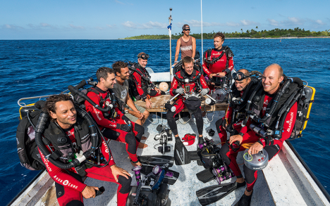 A few minutes before entering the water, the team, true to form, conceals its concentration with jokes and official photo sessions! But the equipment is ready and motivation running high.
