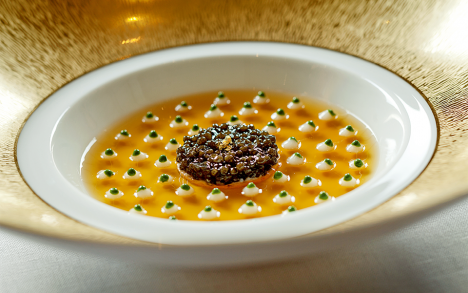 Caviar en surprise sur araignée de mer et une infusion de corail anisée.
