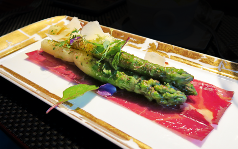 Asperges vertes de Cavaillon, jambon ibérique, parmesan, sauce mousseline.

