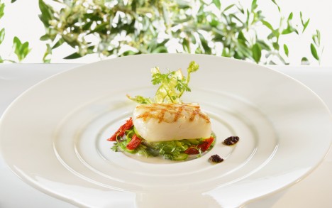 Turbot grillé aux asperges de Nogaret et à la badiane, tapenade d’olives Taggiasche.
