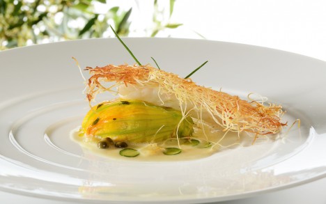 Fleur de courgette soufflée, croustillant de langoustine, sauce au citron de Menton et câpres de Pantelleria.
