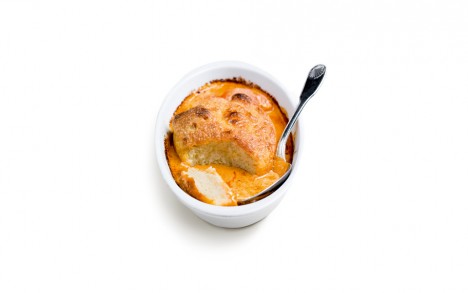 La quenelle de brochet soufflée à la crème de homard.
