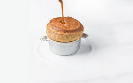 Le soufflé chaud au caramel beurre salé, sorbet aux “poires Williams”.&nbsp;
