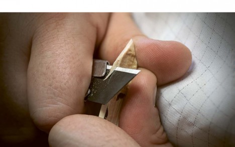 Preparing the tool destined to be coated with the diamantine powder-essential oil mixture.
