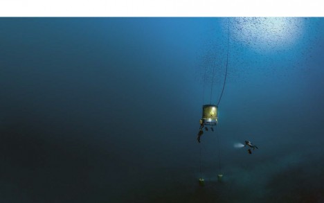 The aquanauts and the descent module, Phare de la Cassidaigne, Cassis - 70 m.
