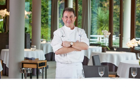 Martín in the dining rooms of his restaurant in Lasarte, wearing his Blancpain Villeret watch.
